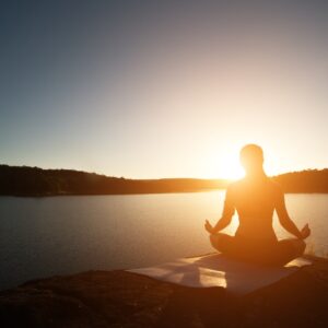 Sesión de sunrise yoga en la playa de Šibenik
